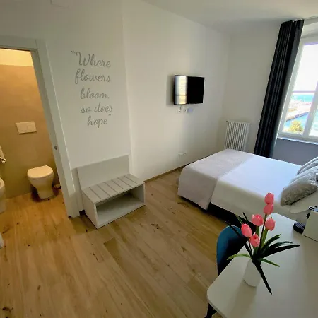 Five Flowers Trieste